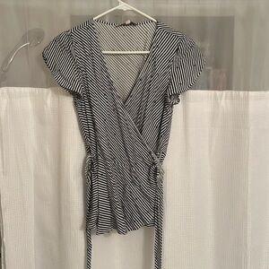 Loft wrap black and white business top